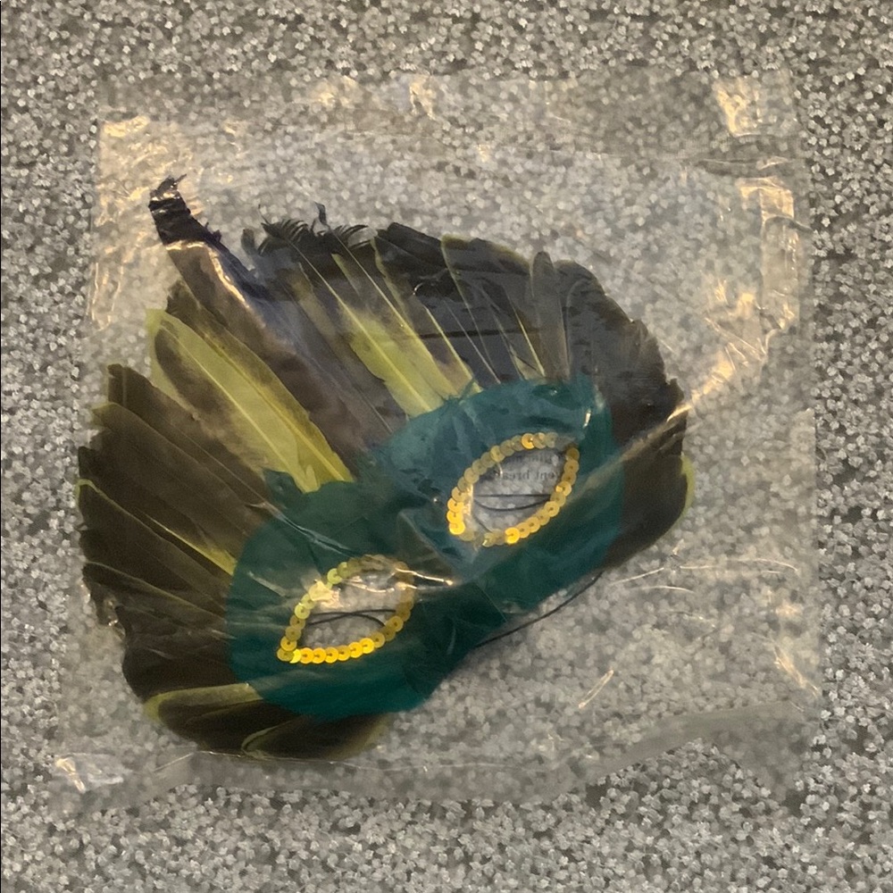 Oriental Trading Co NIP Feathered Masquerade Mask in Green, Yellow and Beige
